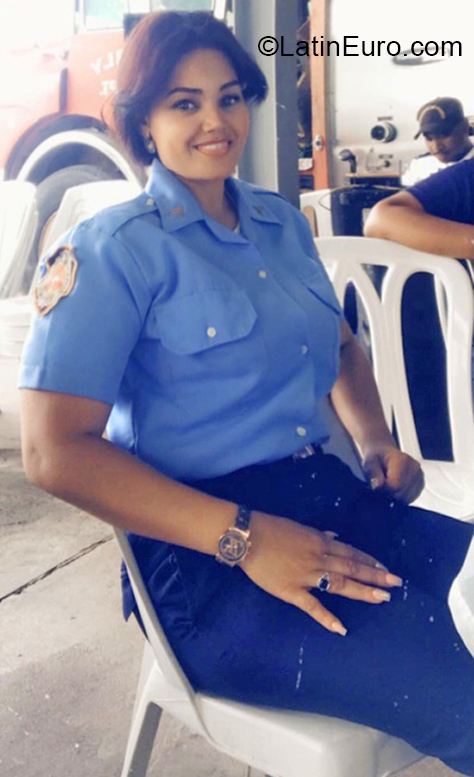Date this charming Dominican Republic girl Iris from Santo Domingo DO40421