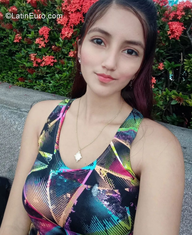 Date this attractive Ecuador girl Angelica from Guayaquil EC885