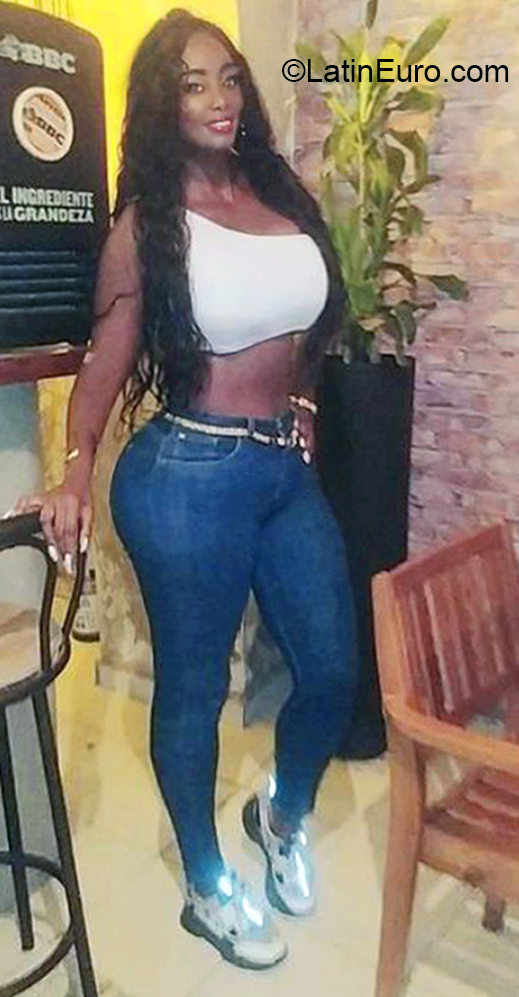Date this voluptuous Colombia girl Nidia from Cali CO31255