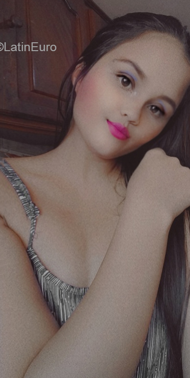 Date this hard body Venezuela girl Camilahiollm from Valencia VE4147