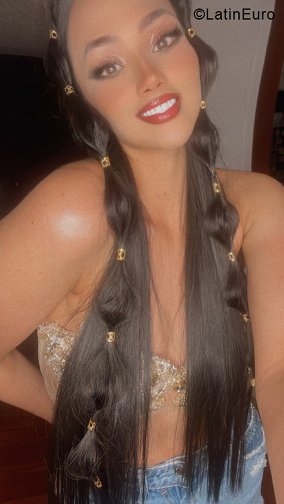 Date this voluptuous Colombia girl Karla from Bogota CO31424