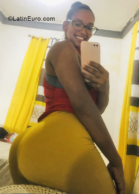 Date this gorgeous Dominican Republic girl Yinely from Santiago DO40645