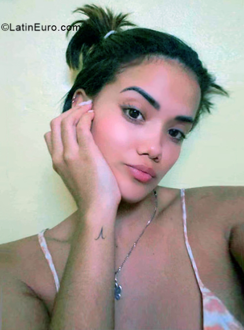 Date this attractive Dominican Republic girl Key from Santo Domingo DO40675
