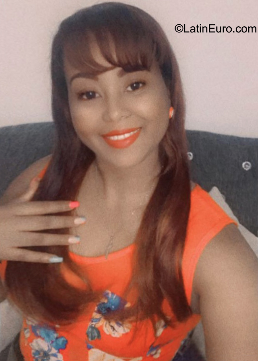 Date this happy Dominican Republic girl Nikauris from Santo Domingo DO41000