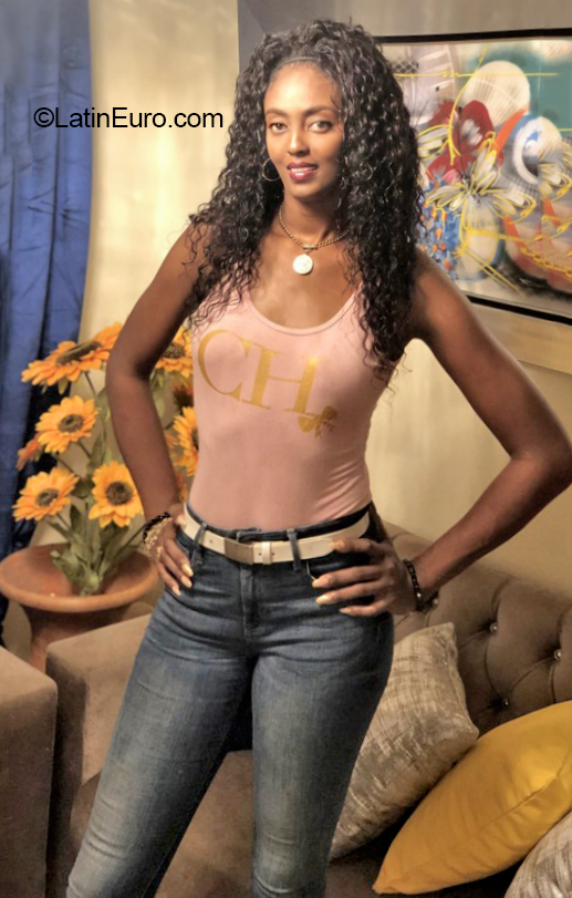 Date this good-looking Dominican Republic girl Elizabeth from Santo Domingo DO40950