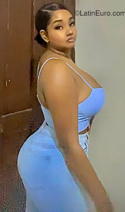 Date this hard body Dominican Republic girl Cris from Santo Domingo Oeste DO43907