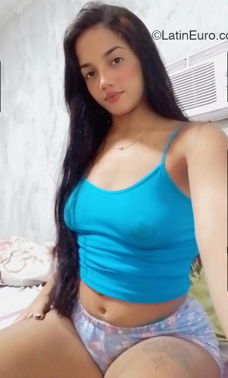 Date this foxy Venezuela girl Michell from Caracas VE4473