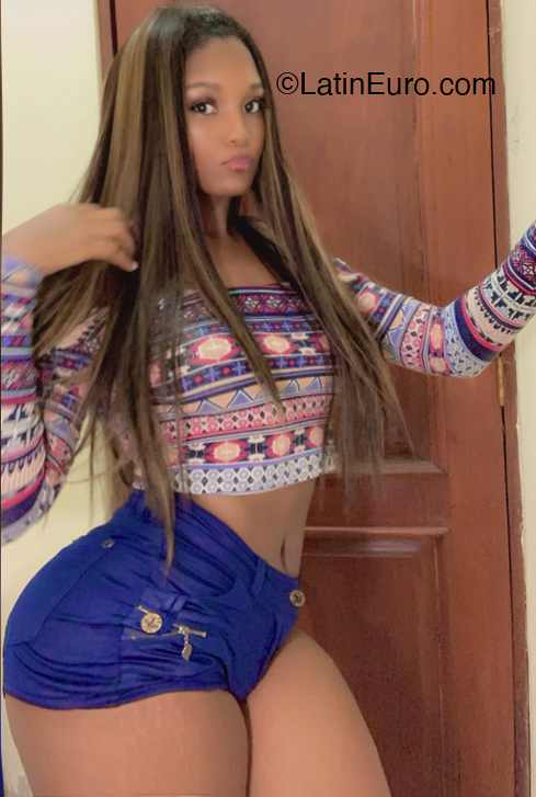 Date this exotic Dominican Republic girl Nica from Santo Domingo DO47519
