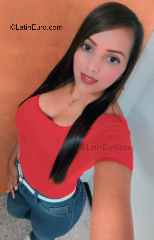 Date this charming Venezuela girl Chiqui from Caracas VE4885