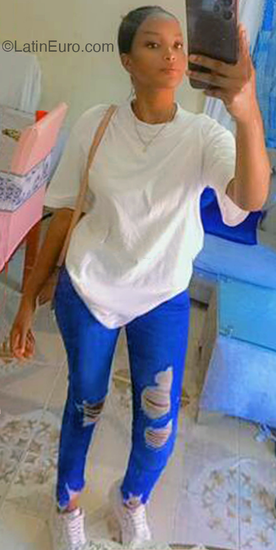 Date this stunning Dominican Republic girl Adana from Santo Domingo DO52827