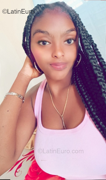 Date this happy Dominican Republic girl Veronica from Santo Domingo DO53052