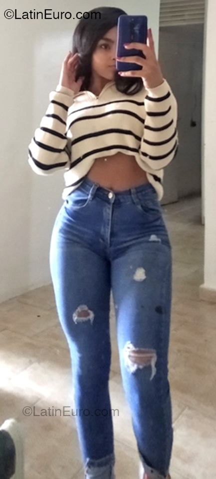 Date this georgeous Venezuela girl Ashly from Caracas VE5057