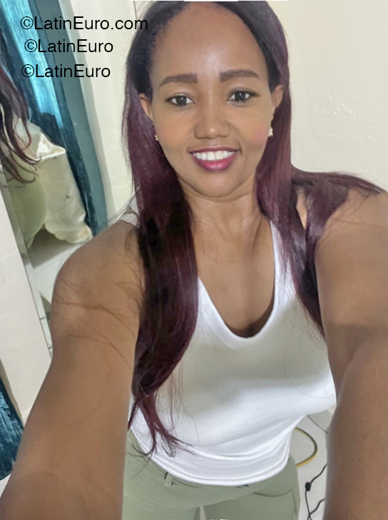 Date this happy Aruba girl Jessica from Aruba AW44
