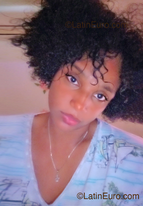 Date this nice looking Aruba girl Yokasta from Orangestad AW45