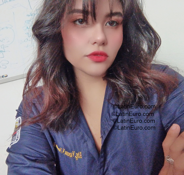 Date this attractive Venezuela girl Victoria from Valencia VE5291