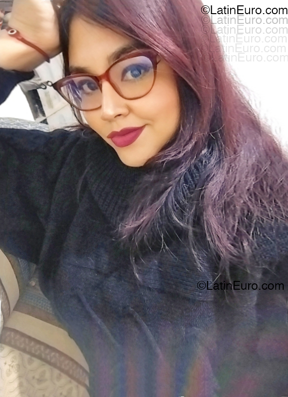 Date this nice looking United States girl Fabi from  PE2144