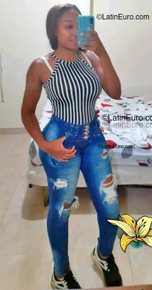 Date this lovely Colombia girl Denisse from Cali CO33388