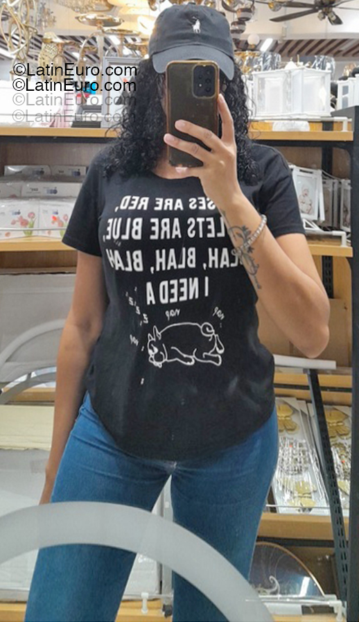 Date this good-looking Dominican Republic girl Ara from Santo Domingo DO55243