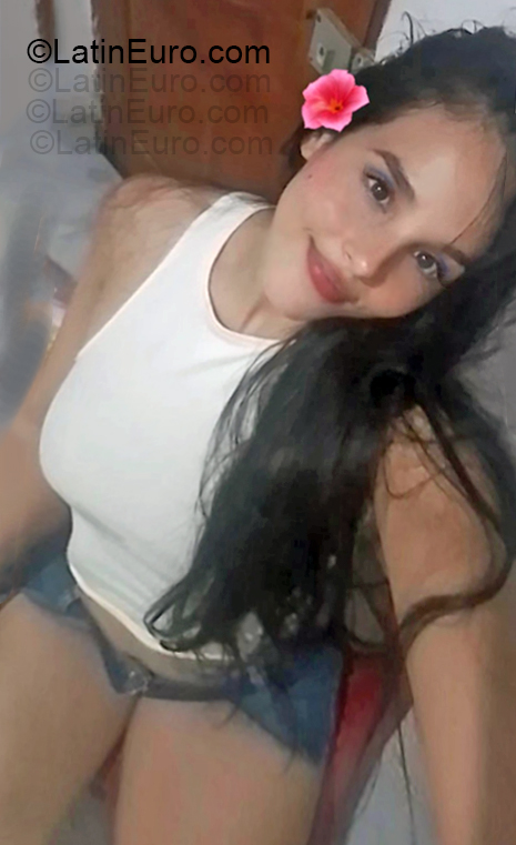Date this voluptuous Colombia girl Naomi from Bucaramanga CO33409
