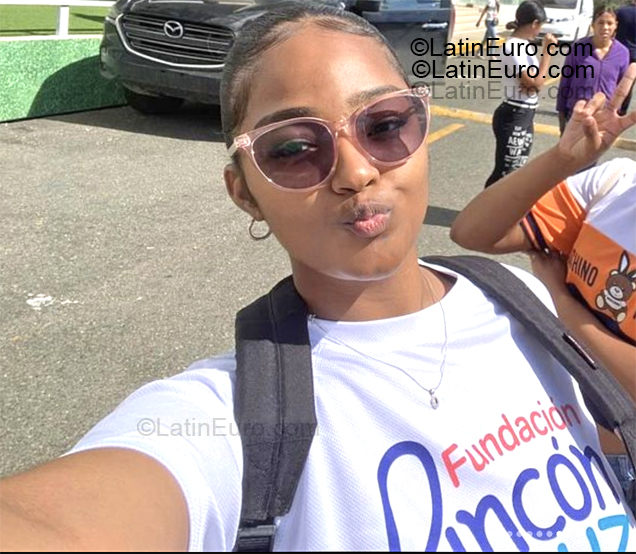 Date this foxy Dominican Republic girl Nichel from Santo Domingo DO55343