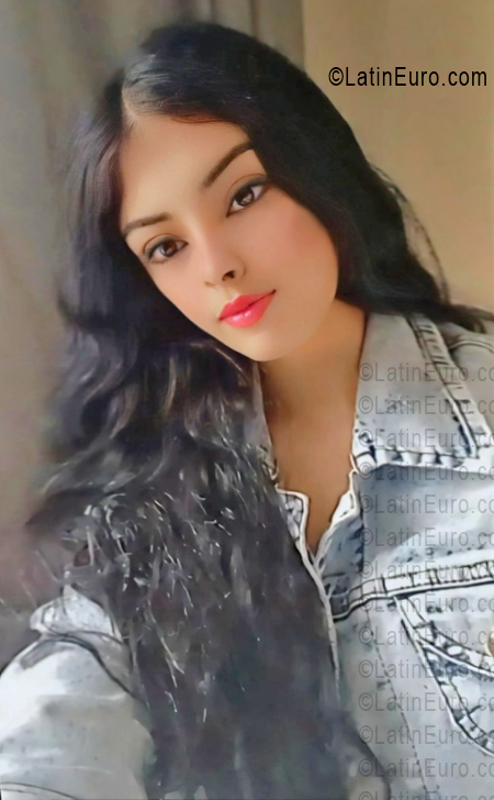 Date this georgeous Venezuela girl Georgelis from Barcelona VE5381