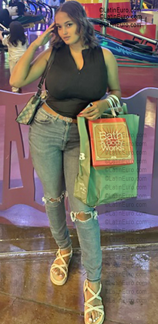 Date this happy Dominican Republic girl Vanessa from Santo Domingo DO55628