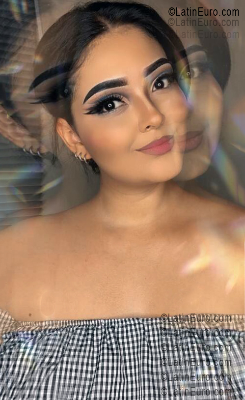 Date this happy Colombia girl Leidy from Cali CO33537