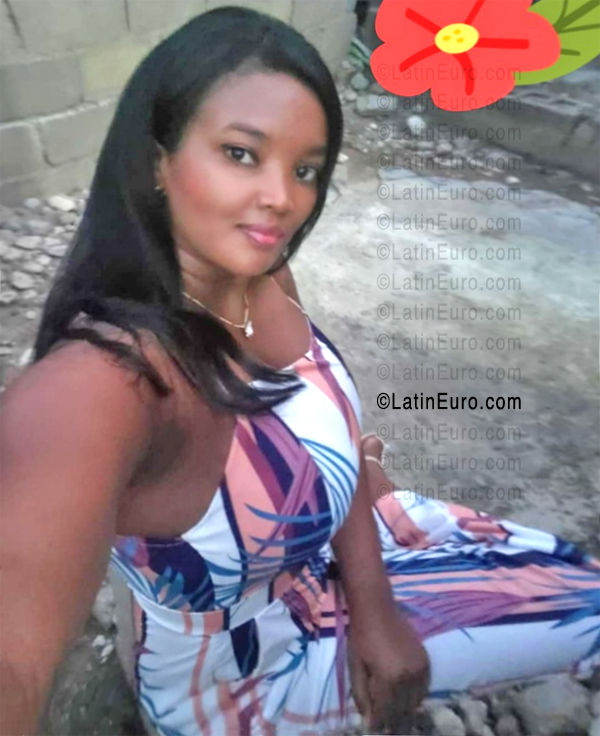 Date this sensual Dominican Republic girl Valeryn from Santo Domingo DO56646