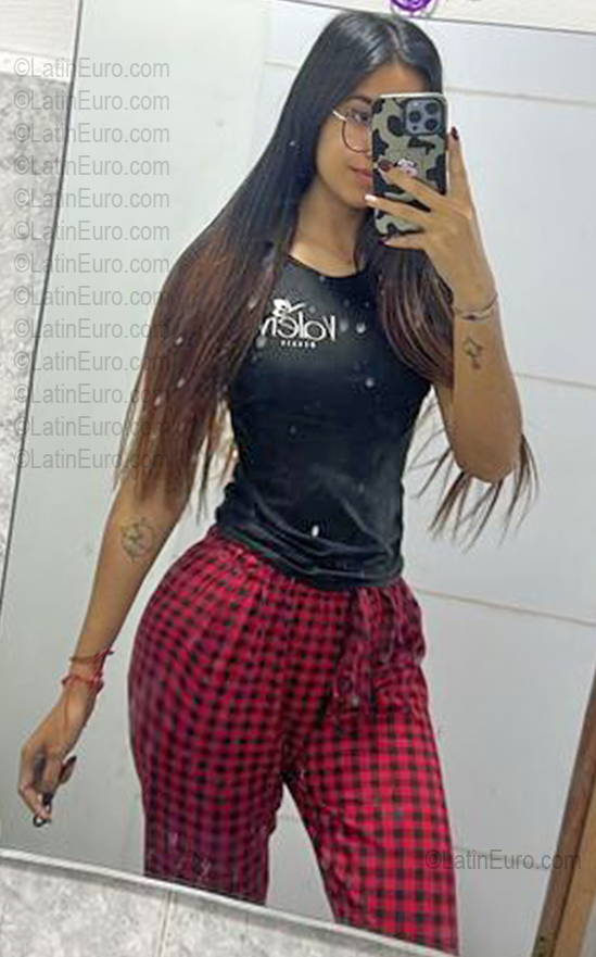 Date this cute Venezuela girl Valery Andrea from Valencia VE5725