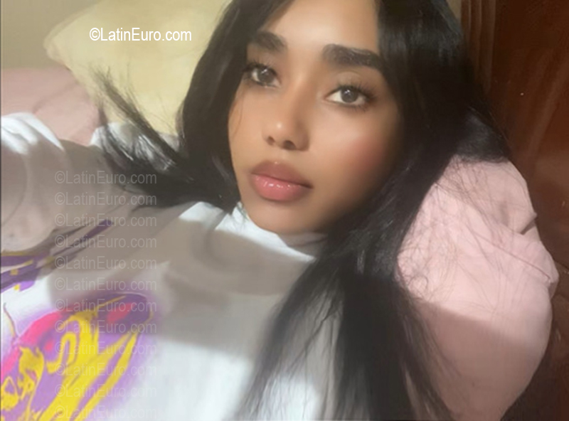 Date this foxy Dominican Republic girl Amelet from Santo Domingo DO56723