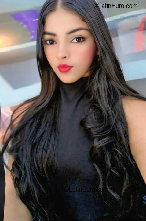 Date this sensual Venezuela girl Aurora from Barcelona VE5729