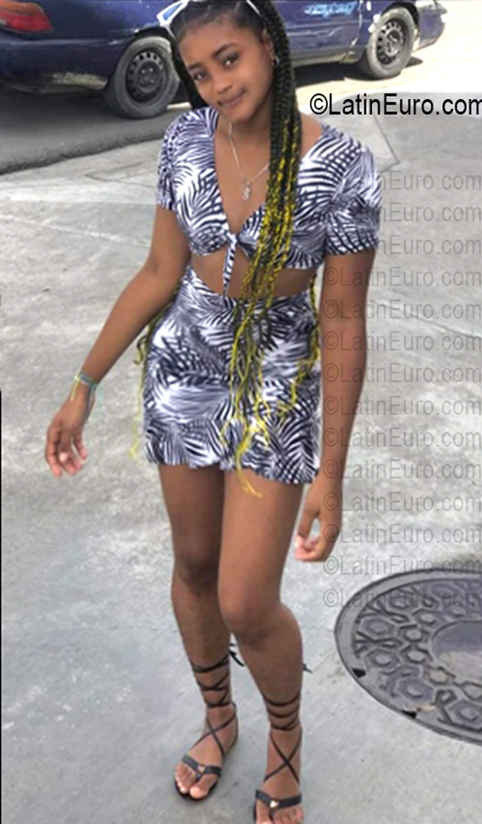 Date this nice looking Dominican Republic girl Genesis from Santo Domingo DO56852