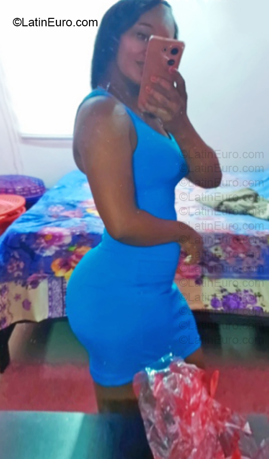 Date this sensual Dominican Republic girl Araceli from Santo Domingo DO57025