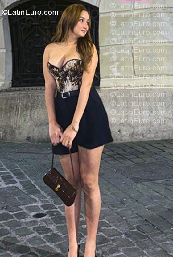 Date this nice looking Spain girl Karolayne from Madrid ES964